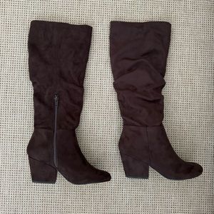 Brown suede boots • 6M